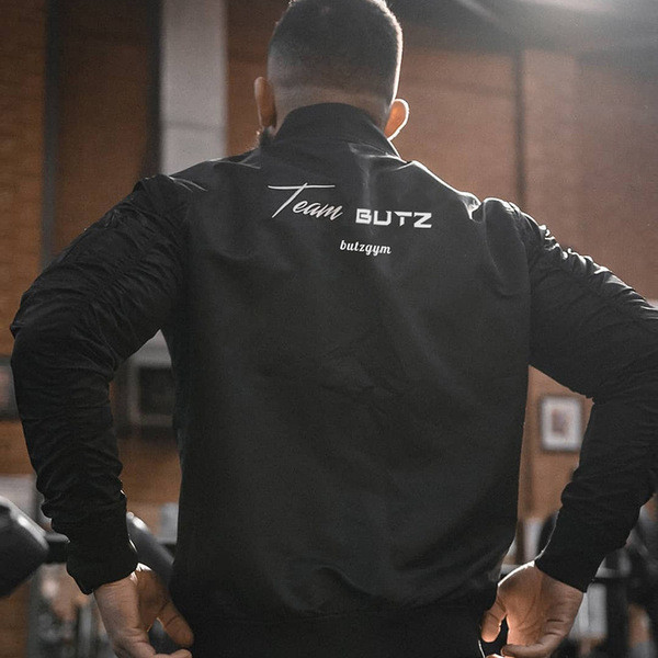 Modern férfi kabát fekete színben felirattal