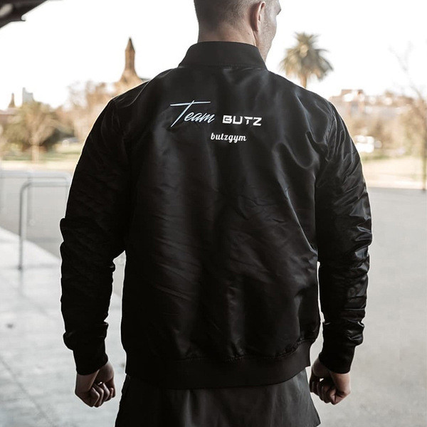 Modern férfi kabát fekete színben felirattal