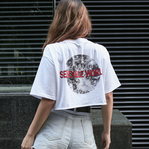 Σύντομη γυναικεία μπλούζα με λευκή εκτύπωση