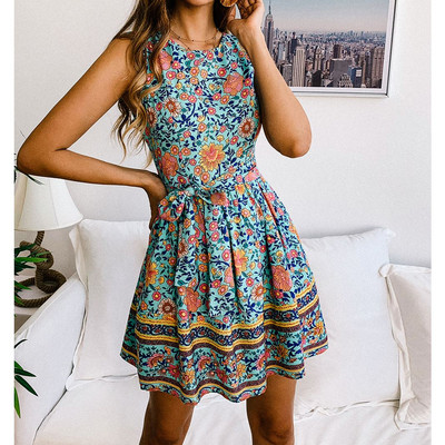 Modern női ruha szalaggal és virágos mottóval