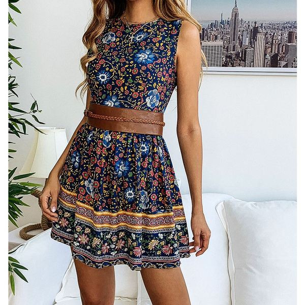 Modern női ruha szalaggal és virágos mottóval