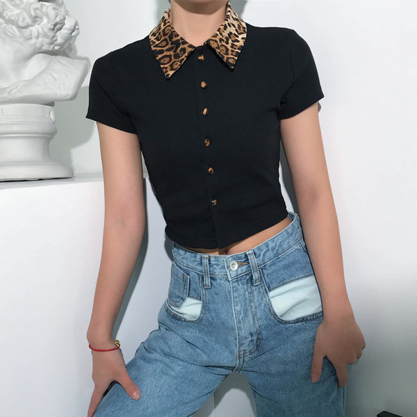 Stílusos női blúz gallérral és gombokkal fekete színben