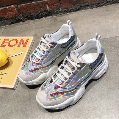 Aktuális, fényes hatású női tornacipő két színben