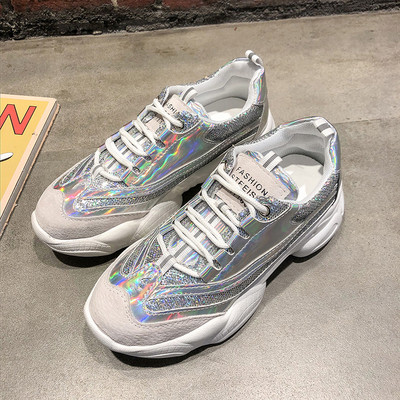 Aktuális, fényes hatású női tornacipő két színben