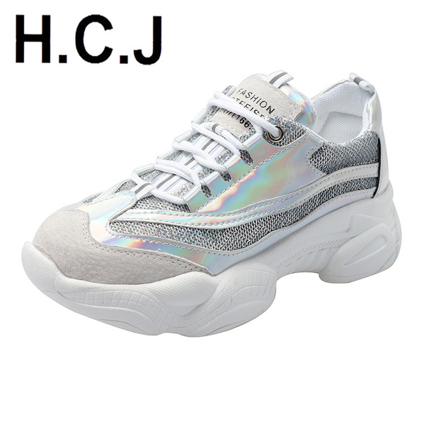 Aktuális, fényes hatású női tornacipő két színben