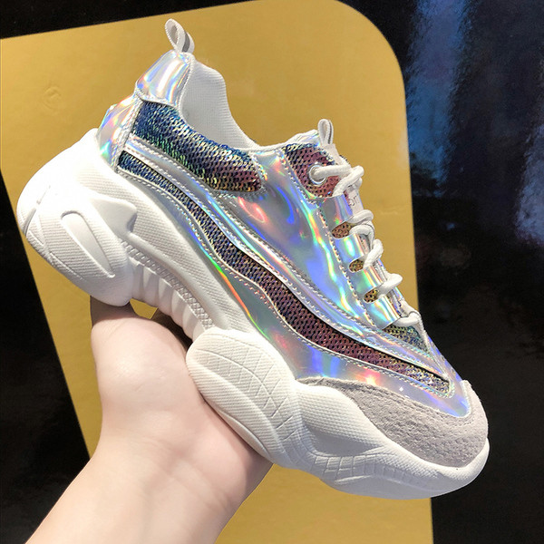 Aktuális, fényes hatású női tornacipő két színben