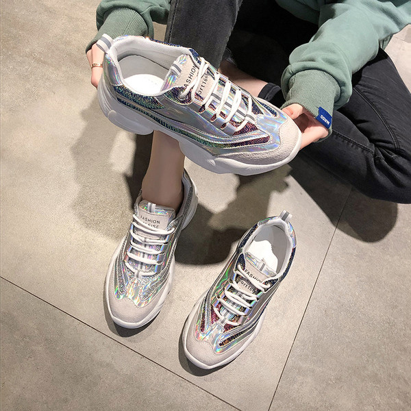 Aktuális, fényes hatású női tornacipő két színben