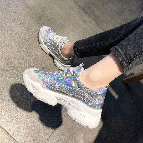 Aktuális, fényes hatású női tornacipő két színben