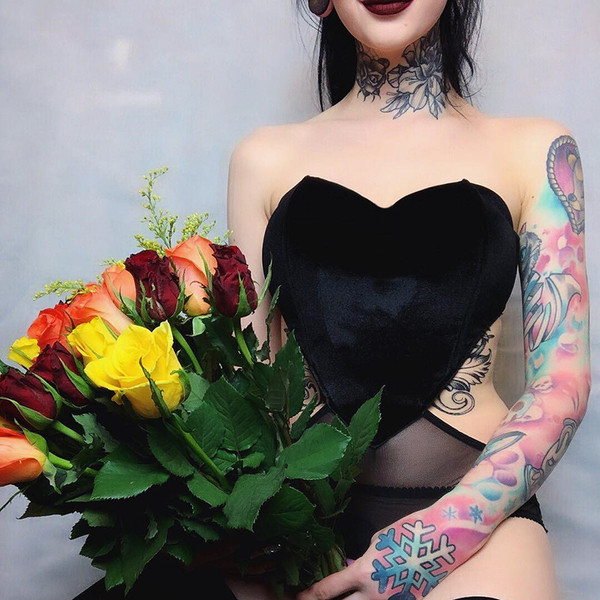 Fekete színű női test kivágásokkal