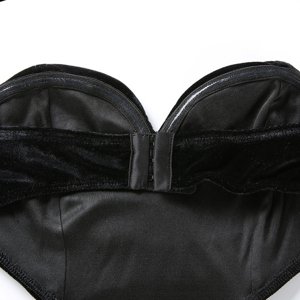 Fekete színű női test kivágásokkal