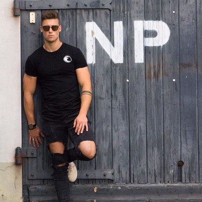 Modern férfi póló fekete-fehér színben