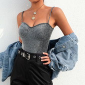 Stílusos női test, fényes hatással szürke színben