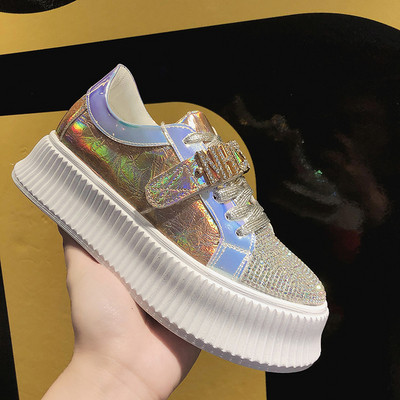 Új női tornacipő modell díszkövekkel és magas talppal, két színben