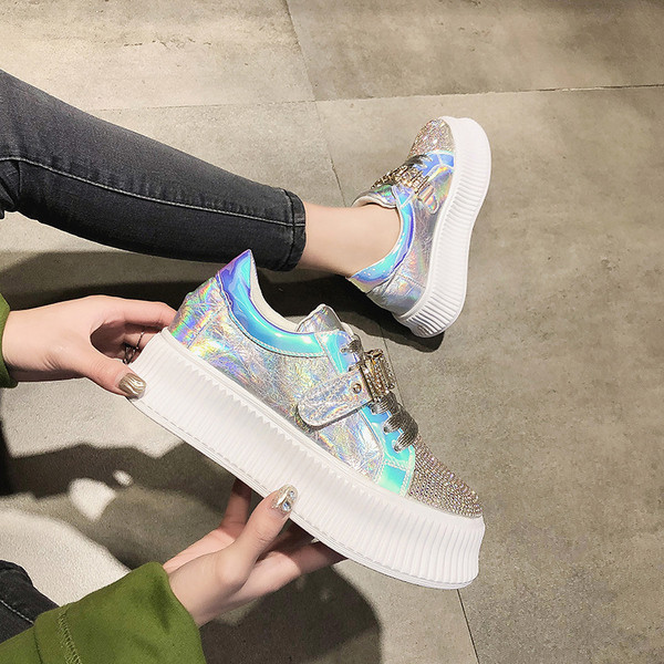 Új női tornacipő modell díszkövekkel és magas talppal, két színben