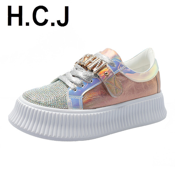 Új női tornacipő modell díszkövekkel és magas talppal, két színben