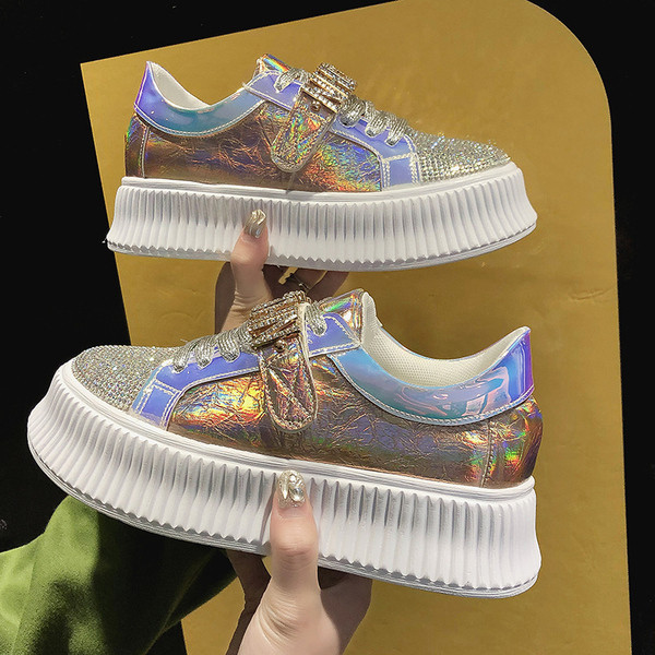 Új női tornacipő modell díszkövekkel és magas talppal, két színben