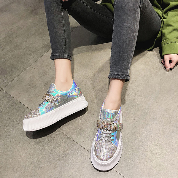 Új női tornacipő modell díszkövekkel és magas talppal, két színben