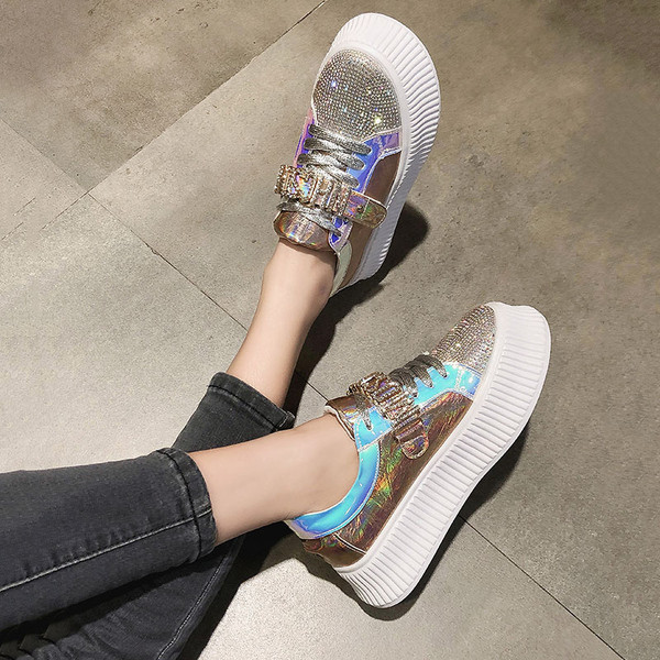 Új női tornacipő modell díszkövekkel és magas talppal, két színben