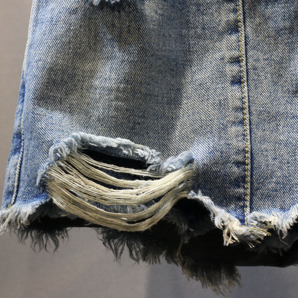 Stílusos női szoknya-nadrág szakadt motívumokkal