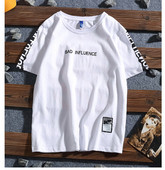 Férfi póló fekete-fehér színben, feliratokkal