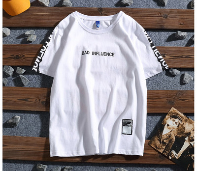 Férfi póló fekete-fehér színben, feliratokkal