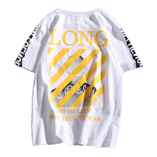 Férfi póló fekete-fehér színben, feliratokkal