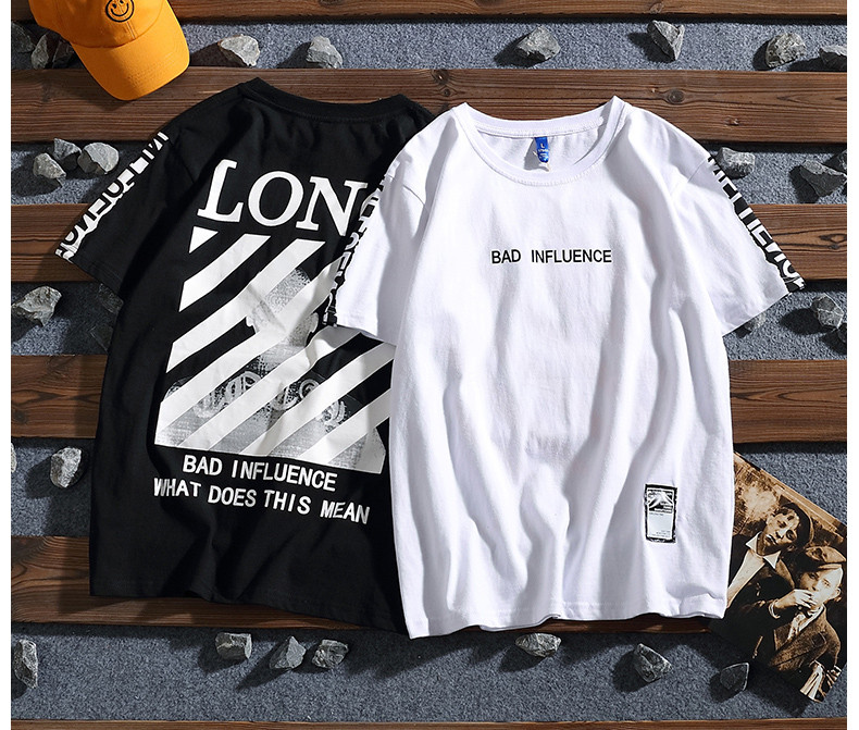 Férfi póló fekete-fehér színben, feliratokkal