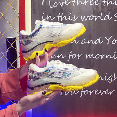 Modern női tornacipő hálóval, két színben