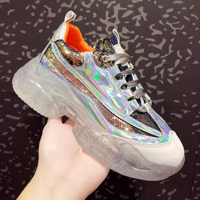 Fényes hatású női sportcipő új modellje két színben