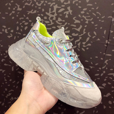 Fényes hatású női sportcipő új modellje két színben