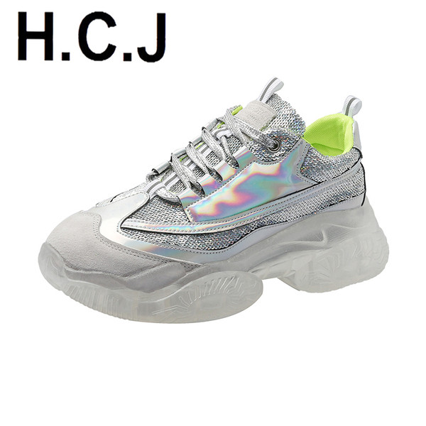 Fényes hatású női sportcipő új modellje két színben