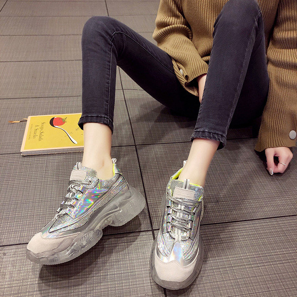 Fényes hatású női sportcipő új modellje két színben