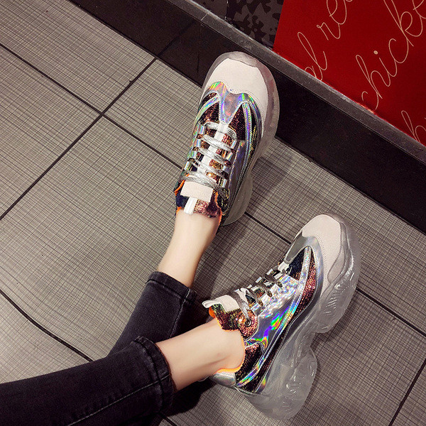 Fényes hatású női sportcipő új modellje két színben