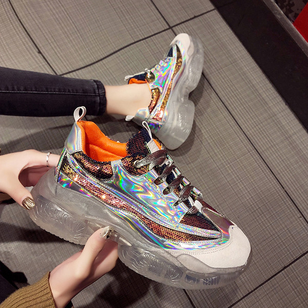 Fényes hatású női sportcipő új modellje két színben