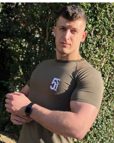 Stílusos férfi póló három színben hímzéssel