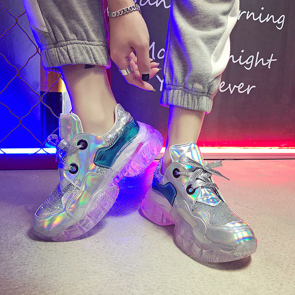 ÚJ Modern női tornacipő durva talppal, két színben