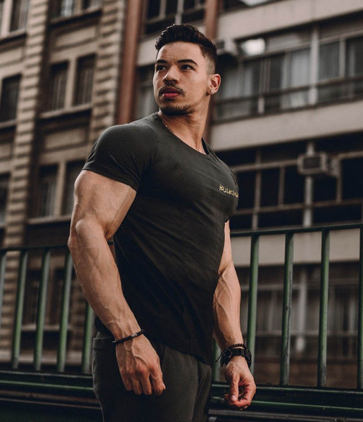 Modern férfi póló két színben, hátoldalán felirattal