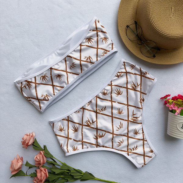 Costum de baie modern din două piese cu talie înaltă în culoarea alb