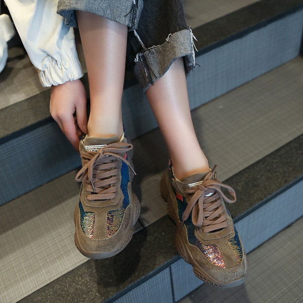 Σύγχρονα γυναικεία  πάνινα παπούτσια με πούλιες σε δύο χρώματα