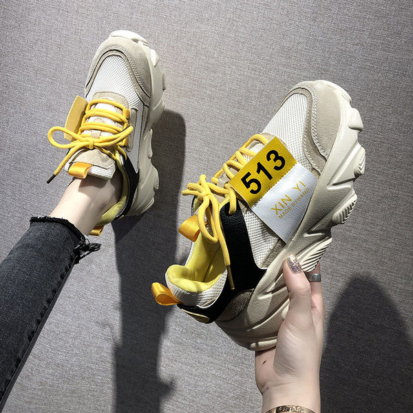 Alkalmi női tornacipő durva talppal, két színben