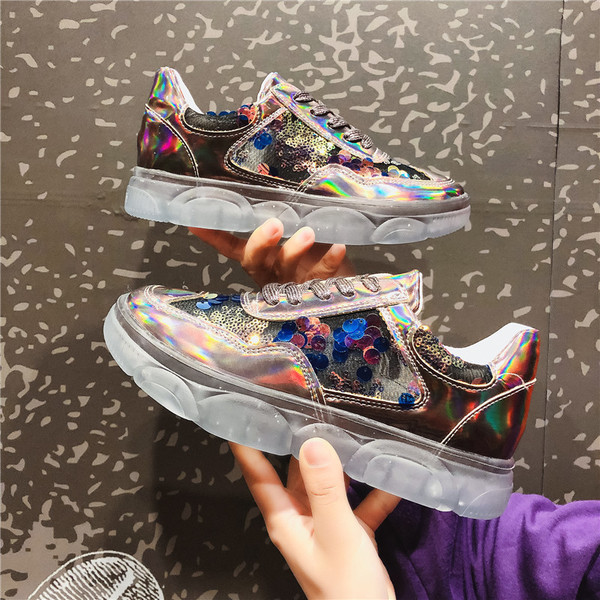 Stílusos női tornacipő elemmel - flitterekkel három színben