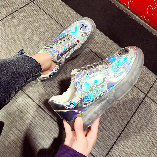 Stílusos női tornacipő elemmel - flitterekkel három színben