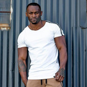 Modern, fekete-fehér férfi póló felirattal