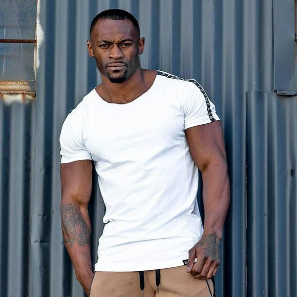 Modern, fekete-fehér férfi póló felirattal