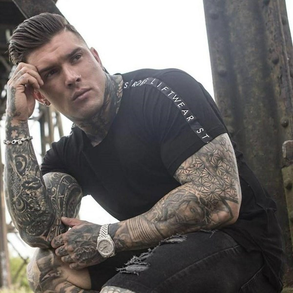 Modern, fekete-fehér férfi póló felirattal