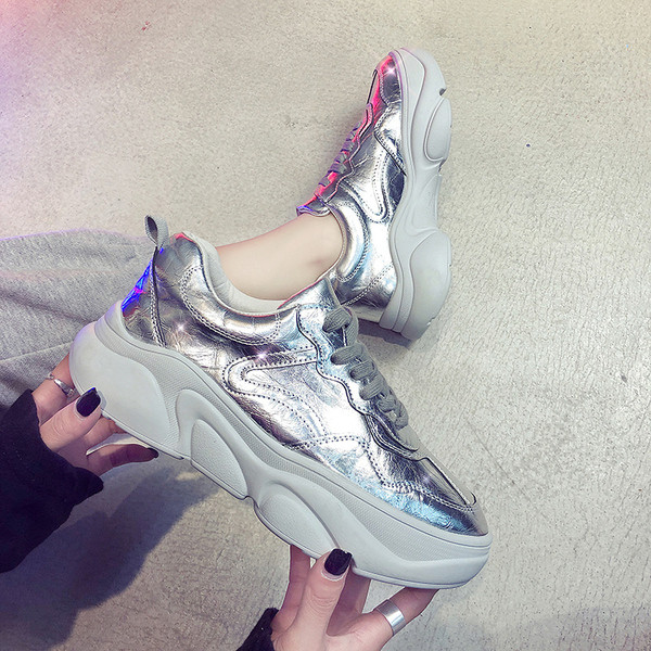 Περιστασιακά γυναικεία αθλητικά παπούτσια σε ασημί και μοβ χρώμα