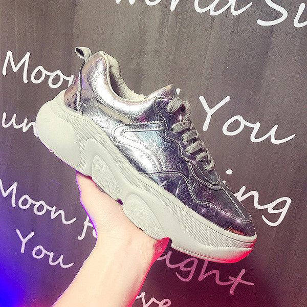 Περιστασιακά γυναικεία αθλητικά παπούτσια σε ασημί και μοβ χρώμα