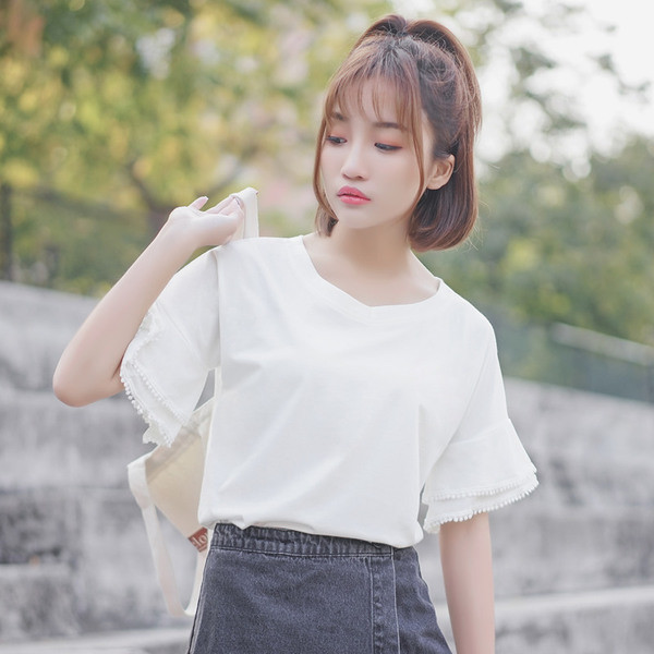 Modern női blúz fehér és piros színben, rövid ujjal