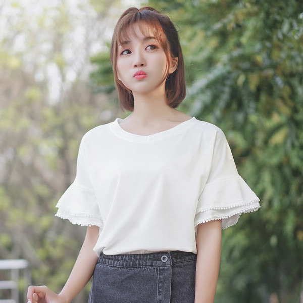 Modern női blúz fehér és piros színben, rövid ujjal