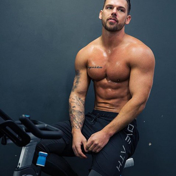 Férfi sportnadrág fekete színben felirattal